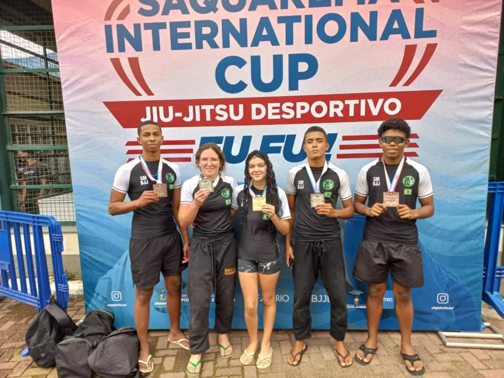 Projeto social de jiu-jítsu de Arraial do Cabo conquista 13 medalhas em competição de Saquarema 🥋